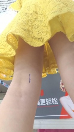 【最新 ️极品 ️抄底】超高质量机场地铁抄底③ ️惊现无内小美女 白嫩丰臀太紧致内内夹逼缝里了