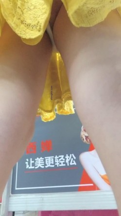【最新 ️极品 ️抄底】超高质量机场地铁抄底③ ️惊现无内小美女 白嫩丰臀太紧致内内夹逼缝里了