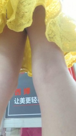 【最新 ️极品 ️抄底】超高质量机场地铁抄底③ ️惊现无内小美女 白嫩丰臀太紧致内内夹逼缝里了