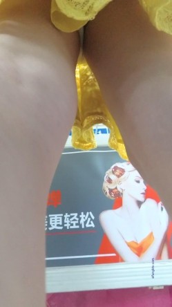 【最新 ️极品 ️抄底】超高质量机场地铁抄底③ ️惊现无内小美女 白嫩丰臀太紧致内内夹逼缝里了
