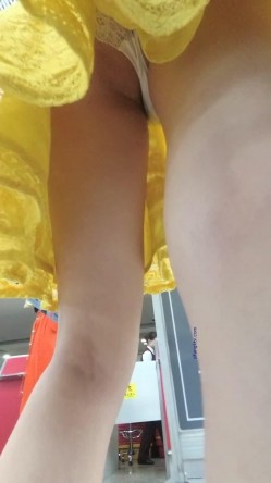 【最新 ️极品 ️抄底】超高质量机场地铁抄底③ ️惊现无内小美女 白嫩丰臀太紧致内内夹逼缝里了