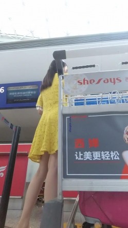 【最新 ️极品 ️抄底】超高质量机场地铁抄底③ ️惊现无内小美女 白嫩丰臀太紧致内内夹逼缝里了