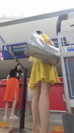 【最新 ️极品 ️抄底】超高质量机场地铁抄底③ ️惊现无内小美女 白嫩丰臀太紧致内内夹逼缝里了