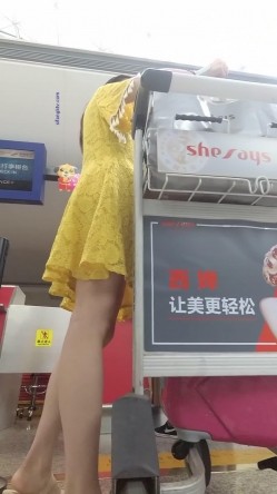 【最新 ️极品 ️抄底】超高质量机场地铁抄底③ ️惊现无内小美女 白嫩丰臀太紧致内内夹逼缝里了