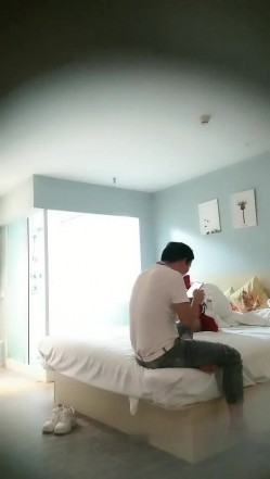 【野狼出击】老哥约了个颜值不错红衣妹子TP啪啪，口交大力猛操呻吟娇喘