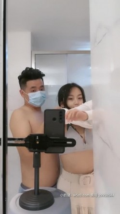 大一学生 形象好气质佳的小骚货下海直播,穿上性感肚兜舔鸡巴嗦了蛋,各种抽插,最后口爆射了满满一嘴营养液