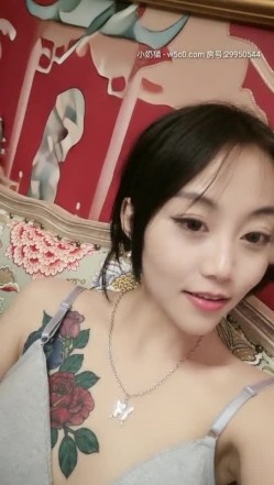 大一学生 形象好气质佳的小骚货下海直播,穿上性感肚兜舔鸡巴嗦了蛋,各种抽插,最后口爆射了满满一嘴营养液