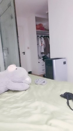 翘臀肥穴网红美女独自在家诱惑大秀,双指夹住美穴摩擦揉搓,蓝色丝袜网袜换着穿,翘起扭动大屁股吸舔自己奶头