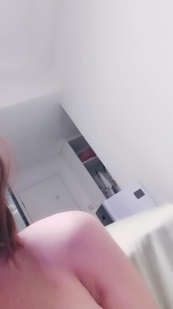 翘臀肥穴网红美女独自在家诱惑大秀,双指夹住美穴摩擦揉搓,蓝色丝袜网袜换着穿,翘起扭动大屁股吸舔自己奶头