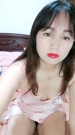 【甜甜小少妇】乡村少妇老公不在家,放飞自我家中撒尿自慰,想出轨的心已经藏不住