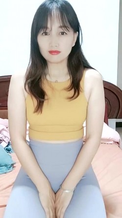 【甜甜小少妇】乡村少妇老公不在家,放飞自我家中撒尿自慰,想出轨的心已经藏不住