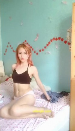 贵在真实,电报群土豪重金定制,高颜露脸大四妹子宿舍没人后,脱光各种展示小母狗形态,销魂紫薇各种淫语,很反差