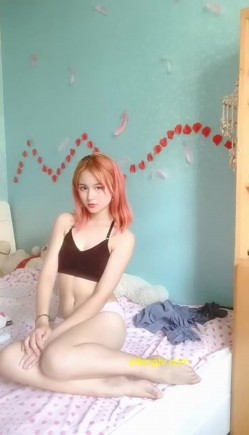 贵在真实,电报群土豪重金定制,高颜露脸大四妹子宿舍没人后,脱光各种展示小母狗形态,销魂紫薇各种淫语,很反差