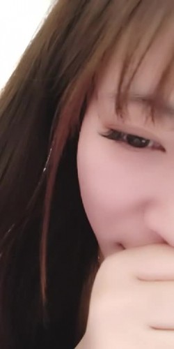 童颜巨乳小嫩逼幼小的美丽纯纯露脸直播,平台每天的最高人气,大奶子很诱人躺着都乱颤,自己舔奶头骚逼特写