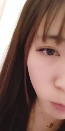 童颜巨乳小嫩逼幼小的美丽纯纯露脸直播,平台每天的最高人气,大奶子很诱人躺着都乱颤,自己舔奶头骚逼特写