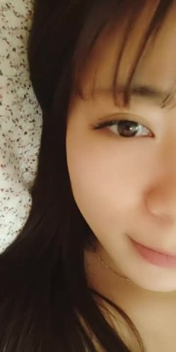 童颜巨乳小嫩逼幼小的美丽纯纯露脸直播,平台每天的最高人气,大奶子很诱人躺着都乱颤,自己舔奶头骚逼特写
