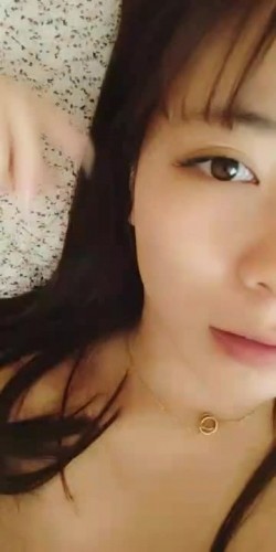 童颜巨乳小嫩逼幼小的美丽纯纯露脸直播,平台每天的最高人气,大奶子很诱人躺着都乱颤,自己舔奶头骚逼特写