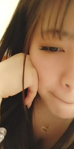 童颜巨乳小嫩逼幼小的美丽纯纯露脸直播,平台每天的最高人气,大奶子很诱人躺着都乱颤,自己舔奶头骚逼特写