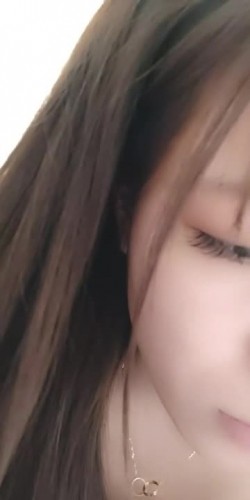 童颜巨乳小嫩逼幼小的美丽纯纯露脸直播,平台每天的最高人气,大奶子很诱人躺着都乱颤,自己舔奶头骚逼特写