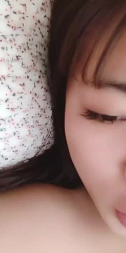 童颜巨乳小嫩逼幼小的美丽纯纯露脸直播,平台每天的最高人气,大奶子很诱人躺着都乱颤,自己舔奶头骚逼特写