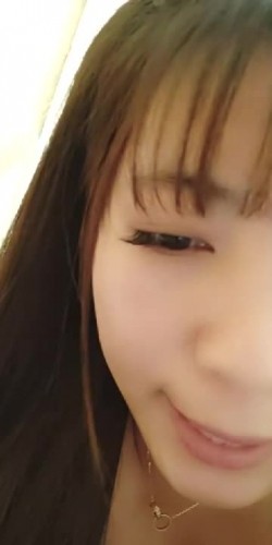童颜巨乳小嫩逼幼小的美丽纯纯露脸直播,平台每天的最高人气,大奶子很诱人躺着都乱颤,自己舔奶头骚逼特写