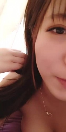童颜巨乳小嫩逼幼小的美丽纯纯露脸直播,平台每天的最高人气,大奶子很诱人躺着都乱颤,自己舔奶头骚逼特写
