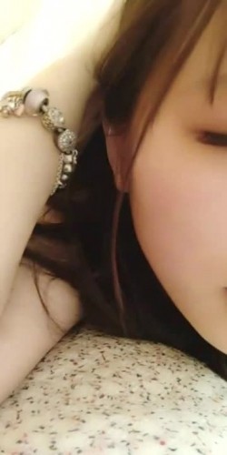 童颜巨乳小嫩逼幼小的美丽纯纯露脸直播,平台每天的最高人气,大奶子很诱人躺着都乱颤,自己舔奶头骚逼特写