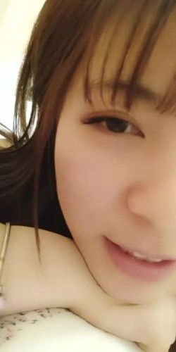 童颜巨乳小嫩逼幼小的美丽纯纯露脸直播,平台每天的最高人气,大奶子很诱人躺着都乱颤,自己舔奶头骚逼特写