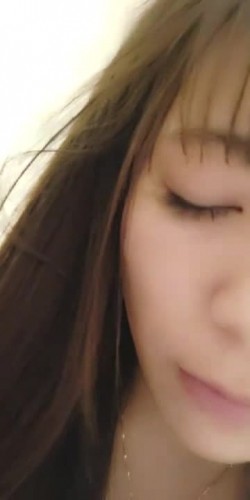 童颜巨乳小嫩逼幼小的美丽纯纯露脸直播,平台每天的最高人气,大奶子很诱人躺着都乱颤,自己舔奶头骚逼特写